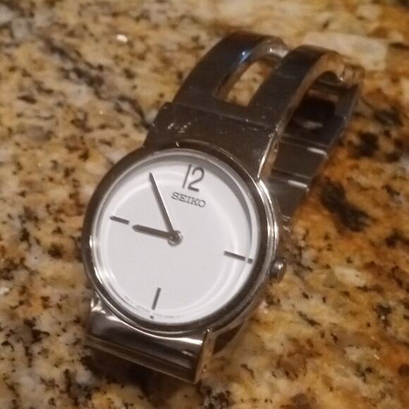 Seiko Silver Tone V700-6L20 Analog Quartz Women's Watch Needs Battery Small - Picture 1 of 6